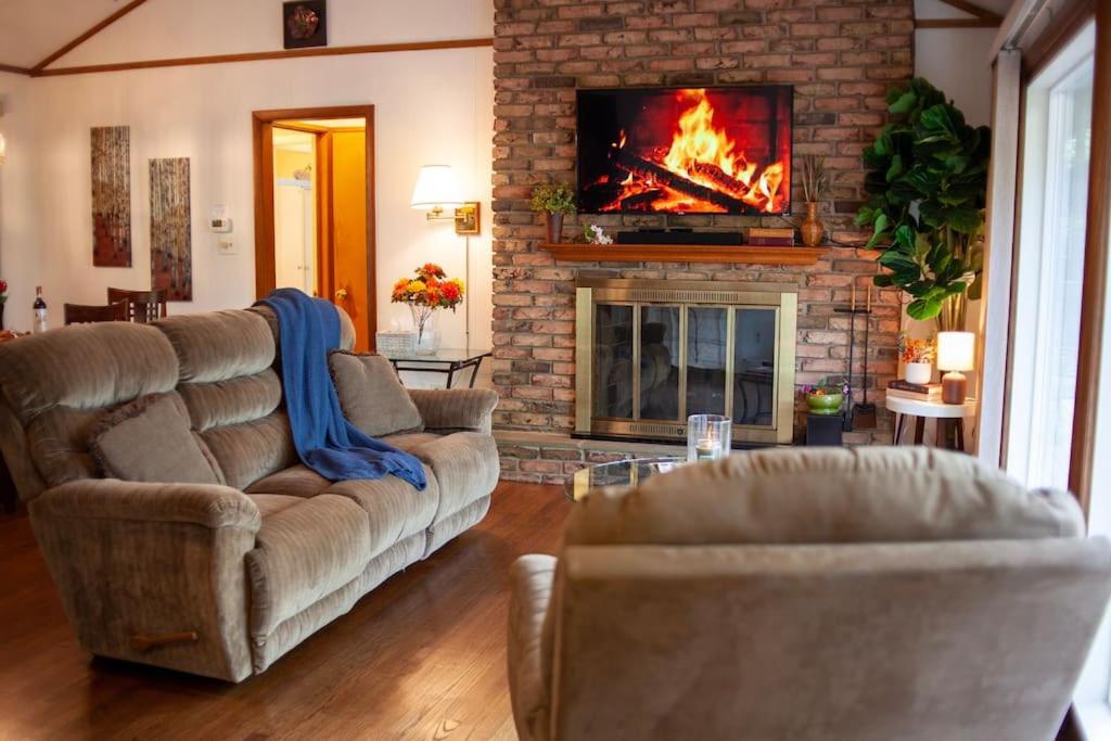 Modern Cabin With Hot Tub Grill Lake Beach Wineries Hiking Fishing And Hershey Park Family And Pet Friendly Superhosts On Ab&B Mount Gretna Exterior foto